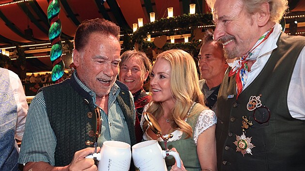 Velk udlost. Na Oktoberfest pijel i Arnold.