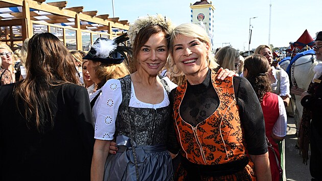 Navtvila ho i modelka Judith Dommermuthuv (vlevo) a propagtorka zdravho ivotnho stylu Barbara Kleinov.