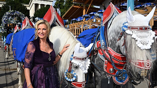 Oktoberfest je spousta piva, ale tak pdium. Vystoupala na nj i podnikatelka Dagmar Whrlov.