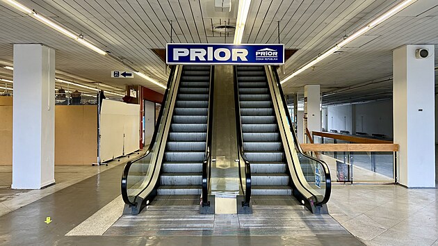 Interir obchodnho domu Prior v Most. V dob svho vzniku byl mosteck Prior nejmodernjm regionlnm obchodnm domem s eskaltory a velkou samoobsluhou v pzem. Dnes interir psob zastarale. (z 2024)