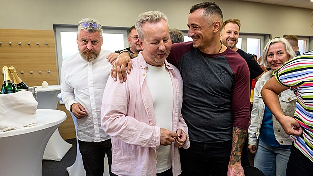 Volební lídr ANO v Ústeckém kraji Richard Brabec p�ijímá gratulace od...