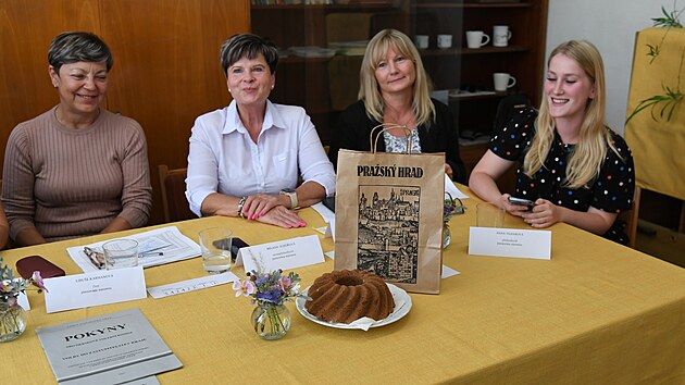 Prezident Petr Pavel volil v �ernou�ku na Litom��icku. Prvn� d�ma Eva Pavlov� p�inesla volebn� komisi d�rek � b�bovku. (20. z��� 2024)