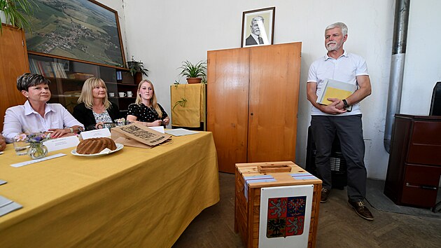 Prezident Petr Pavel volil v �ernou�ku na Litom��icku. Prvn� d�ma Eva Pavlov� p�inesla volebn� komisi d�rek � b�bovku. (20. z��� 2024)