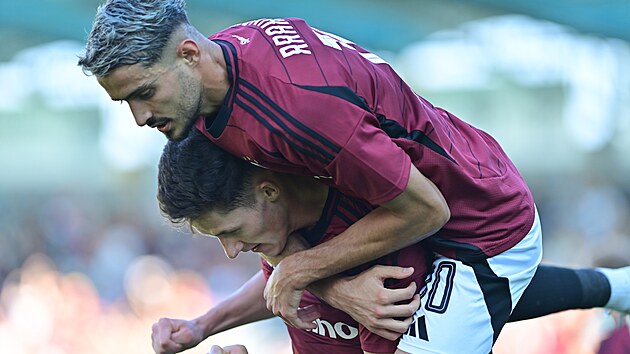 Sparansk obrnce Martin Vitk (dole) slav svj gl se spoluhrem Albionem Rrahmanim.
