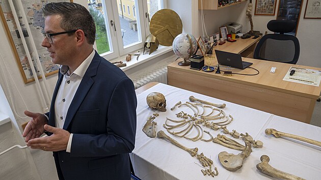 ��ci Z� UNESCO v Uhersk�m Hradi�ti zkoumaj� skute�nou lidskou kostru, kter� slou�ila jako pom�cka v p��rodopisu. Na sn�mku �editel �koly Jan Vorba. (z��� 2024)