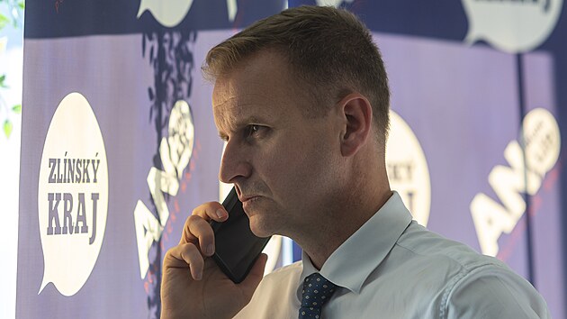 Zlnsk hejtman Radim Holi slav suvernn vtzstv ANO v krajskch volbch. (21. z 2024)