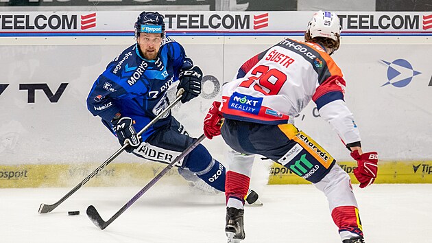 V�tkovick� �to�n�k Rihards Bukarts si naj�d� proti pardubick�mu obr�nci Andreji �ustrovi.