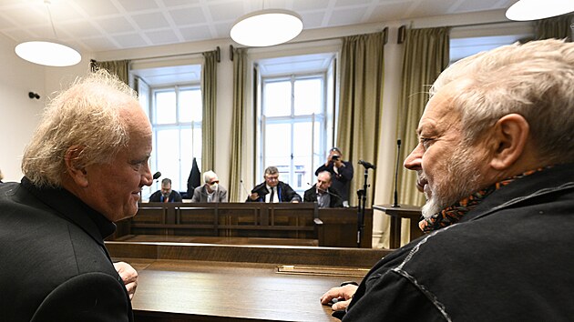 �lenov� kapely Pra�sk� v�b�r Michael Koc�b (vlevo) a Michal Pavl��ek a dva b�val� p��slu�n�ci St�tn� bezpe�nosti (vzadu) u Obvodn�ho soudu pro Prahu 1 na jedn�n� o  dohod� o vin� a trestu, (23. z��� 2024)