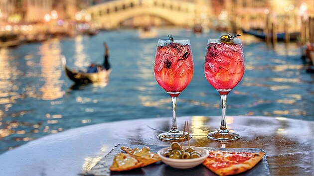 Francouzsk� ap�ritif �i italsk� aperitivo m� etymologick� ko�eny a� v latinsk�m...