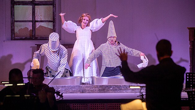 Norimbersk panna je pkladem francouzsk komick opery poloviny 19. stolet. Tyjtr Mistra Pedra je pak impresionistickou skicou s mnoha stopami starch hudebnch styl i panlskho folklru.