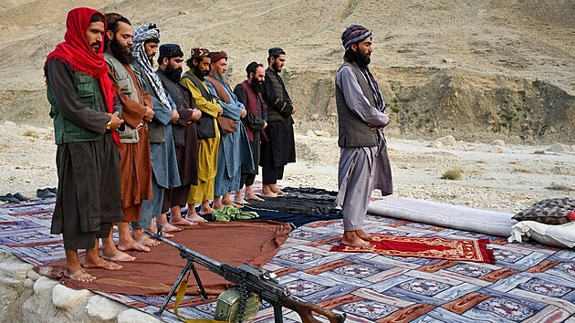 P��slu�n�ci afgh�nsk�ho islamistick�ho hnut� T�lib�n se modl� v provincii Balch. (3. z��� 2024)