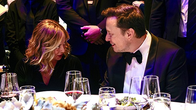 Americk� podnikatel Elon Musk p�edal cenu Global Citizen Award italsk� premi�rce Giorgii Meloniov�. Jejich vz�jemn� komplimenty a �sm�vy vyvolaly spekulace o romanci. (23. z��� 2024)