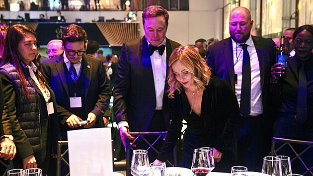 Americk� podnikatel Elon Musk p�edal cenu Global Citizen Award italsk� premi�rce Giorgii Meloniov�. Jejich vz�jemn� komplimenty a �sm�vy vyvolaly spekulace o romanci. (23. z��� 2024)