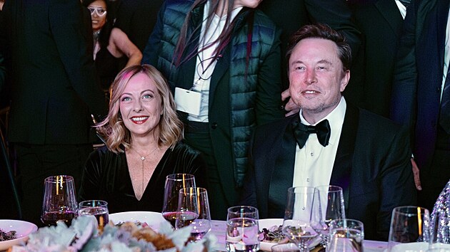 Americk� podnikatel Elon Musk p�edal cenu Global Citizen Award italsk� premi�rce Giorgii Meloniov�. Jejich vz�jemn� komplimenty a �sm�vy vyvolaly spekulace o romanci. (23. z��� 2024)