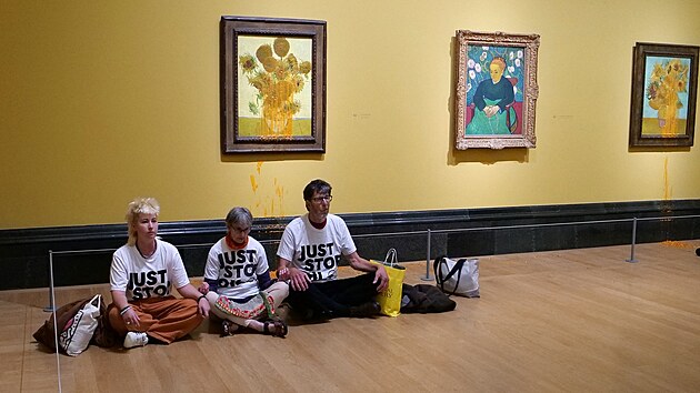 Trojice aktivist� ekologick� skupiny Just Stop Oil  vychrstla pol�vku oran�ov� barvy na obraz Slune�nice od Vincenta van Gogha. Reagovali tak na soud s dv�ma aktivistkami, kter� p�edloni v ��jnu polily obraz pol�vkou. (27. z��� 2024)