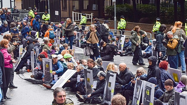 Shrom�d�n� na podporu dvou aktivistek klimatick� skupiny Just Stop Oil, kter� poslal lond�nsk� soud za polit� obrazu Slune�nice od Vincenta van Gogha do v�zen�. (27. Z��� 2024)