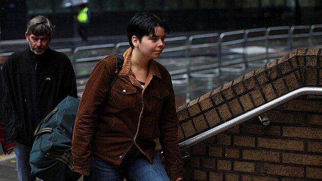 Anna Hollandov�, jedn� ze dvou aktivistek klimatick� skupiny Just Stop Oil, p�ich�z� k lond�nsk�mu soudu kv�li polit� obrazu Slune�nice od Vincenta van Gogha. (27. z��� 2024)