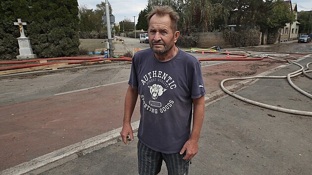 Jarom�r �i�ka stoj� v povodn�mi t�ce zasa�en� ostravsk� ��sti Nov� Ves. Jeho d�m zalila voda u� podruh�. (24. z��� 2024)