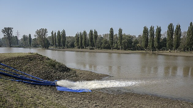 �erp�n� ze zaplaven� ostravsk� ��sti Nov� Ves. Voda te�e zp�t do koryta �eky Odry. (18. z��� 2024)