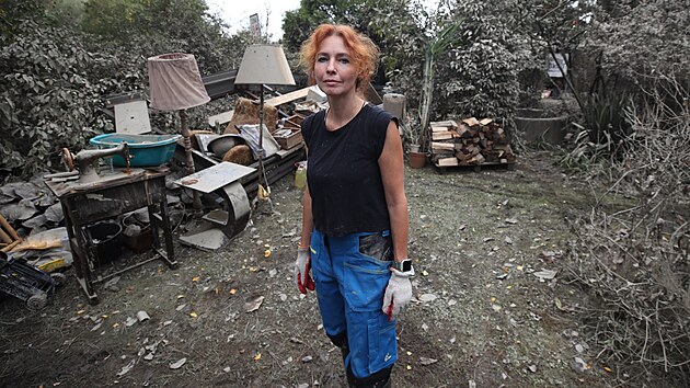 Lucie N�vratov� na zahrad� p�ed sv�m domem v poni�en� ostravsk� ��sti Nov� Ves. Povode� lokalitu zdevastovala. (24. z��� 2024)