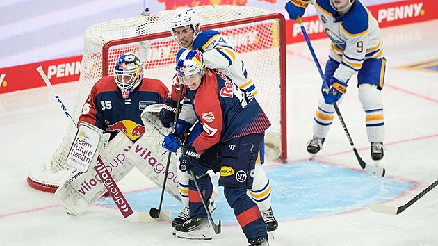 Hokejist Buffala se tla do brankovit Mnichova bhem ptelskho utkn.