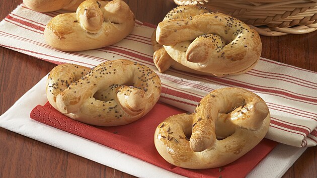 Preclíky se solí, mákem a kmínem