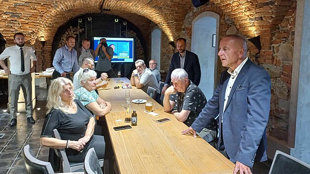 Jihoesk ldr ANO Roman Kubek debatuje s kolegy ve volebnm tbu.