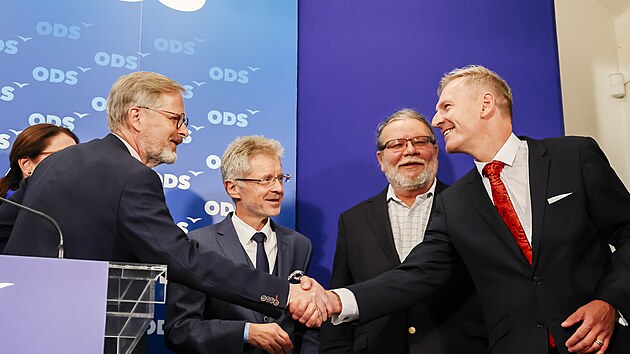 Premi�r a p�edseda ODS Petr Fiala gratuluje k �sp�chu znovuzvolen�mu sen�torovi Zde�ku Hrabovi