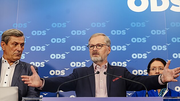 Premir a pedseda ODS Petr Fiala, f sentnho klubu ODS a TOP09 a sentorka Miroslava Nmcov