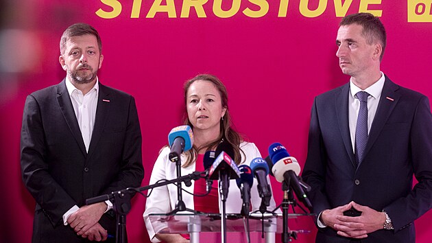 P�edseda STAN a ministr vnitra V�t Raku�an s m�stop�edsedy Luk�em Vl�kem a Michaelou �ebelovou po mimo��dn�m jedn�n� p�edsednictva hnut�