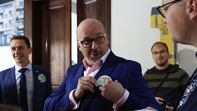Pedstavitel KDU-SL, ODS a TOP 09, kte kandidovali pohromad pod znakou SPOLU, a Starost pro jin Moravu ve stedu rno v brnnsk vile Lw Beer slavnostn podepsali jihomoravskou koalin smlouvu. Na snmku v poped ldr Starost Frantiek Lukl, vlevo staronov hejtman Jan Grolich. (25.9.2024)