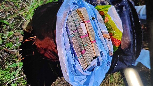 Trojice maskovanch cizinc pepadla smnrnky v Beclavi a sebrala jim batoh se zhruba dvoumilionovou hotovost v rznch mnch. Pot tonci ujeli do Rakouska, kde byli dopadeni.