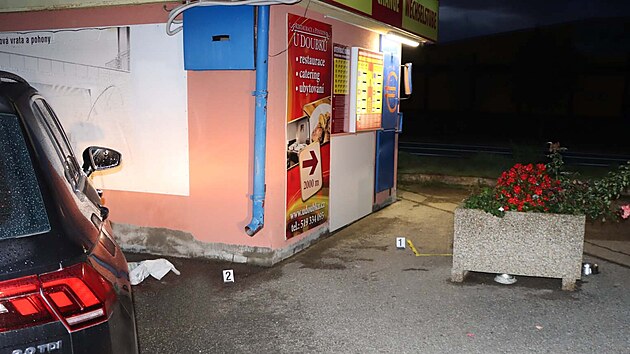 Trojice maskovanch cizinc pepadla smnrnky v Beclavi a sebrala jim batoh se zhruba dvoumilionovou hotovost v rznch mnch. Pot tonci ujeli do Rakouska, kde byli dopadeni.