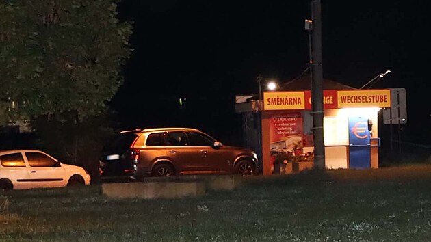 Trojice maskovanch cizinc pepadla smnrnky v Beclavi a sebrala jim batoh se zhruba dvoumilionovou hotovost v rznch mnch. Pot tonci ujeli do Rakouska, kde byli dopadeni.