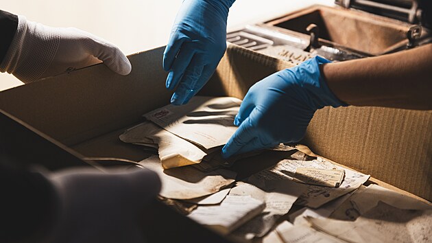 Pracovn�ci Knihovny Ji��ho Mahena v Brn� vyt�hli z kamen v b�sn�kov� pracovn� �adu dopis� a pozn�mek. Ty zde byly bez pov�imnut� schovan� i p�es opakovan� st�hov�n� kamen v�ce ne� t�icet let. (23. z��� 2024)