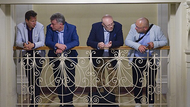 Martin Maleek z kandidtky Starost pro jin Moravu, ministi za ODS Pavel Blaek a Vlastimil Vlek spolu s Janem Zmenkem z KDU-SL (zleva) ekaj na pjezd Jana Grolicha z vtznho SPOLU na jednn o nov koalici na jin Morav. (21. z 2024)