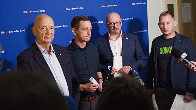 Pedstavitel vtznho SPOLU a Starost pro jin Moravu oznmili dohodu na jednn o nov krajsk koalici. Na snmku zleva Ji Crha (ODS), dosavadn hejtman Jan Grolich (KDU-SL), Frantiek Lukl (Starostov pro jin Moravu) a Marek Sovka (TOP 09).
