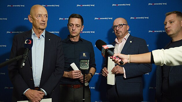 Pedstavitel vtznho SPOLU a Starost pro jin Moravu oznmili dohodu na jednn o nov krajsk koalici. Na snmku zleva Ji Crha (ODS), dosavadn hejtman Jan Grolich (KDU-SL), Frantiek Lukl (Starostov pro jin Moravu) a Marek Sovka (TOP 09).