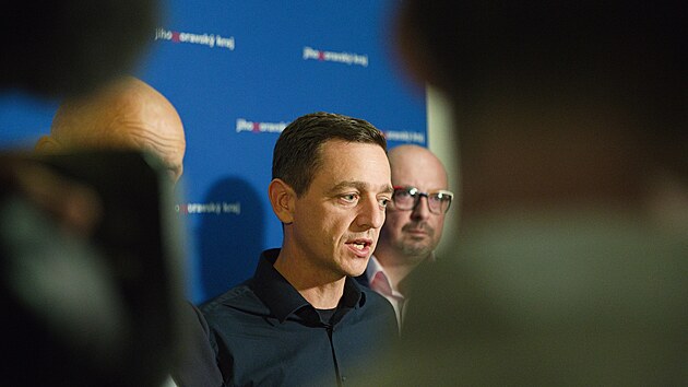 Pedstavitel vtznho SPOLU a Starost pro jin Moravu oznmili dohodu na jednn o nov krajsk koalici. Na snmku zleva dosavadn hejtman Jan Grolich (KDU-SL) a Frantiek Lukl (Starostov pro jin Moravu).