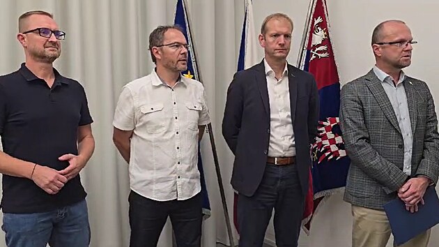 Martin Netolick (vpravo) na tiskov konferenci hodinu po plnoci oznamuje vsledky volebnho vyjednvn o krajsk vld. Vlevo od nj Duan Salfick (ANO), Ladislav Valtr (ODS) a Pavel otola (Koalice pro Pardubick kraj).