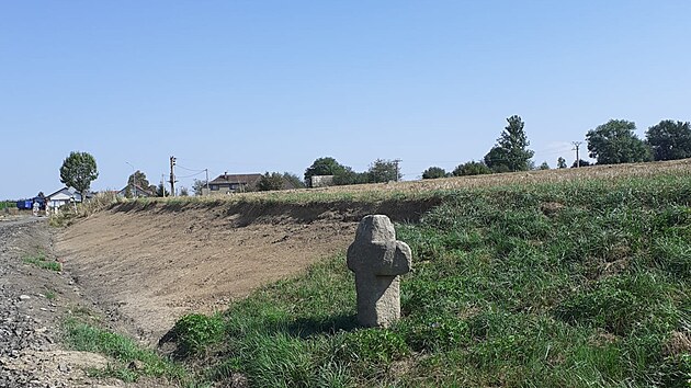 Masivn smr k u cesty na Opatovec je datovn do roku 1618.