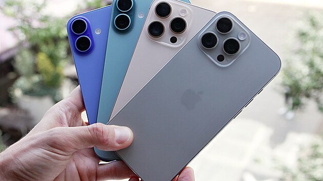 Zleva: iPhone 16, iPhone 16 Plus, iPhone 16 Pro a iPhone 16 Pro Max