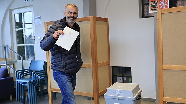 P�edseda P��sahy Robert �lachta vhodil sv�j hlas do urny v Poho�elic�ch kr�tce p�ed 15. hodinou. 
(27. z��� 2024)