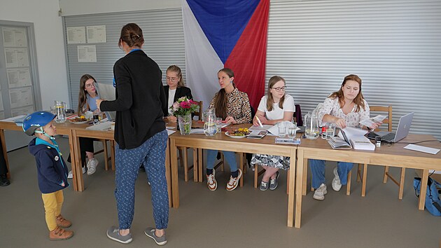 V Rad�ovic�ch na ���rsku, vesnici se zhruba 340 obyvateli, kter� le�� na ru�n� silnici I/19, volili lid� nejen sv� krajsk� zastupitele, ale hlasovali v m�stn�m referendu i o navr�en� trase ji�n�ho obchvatu obce.