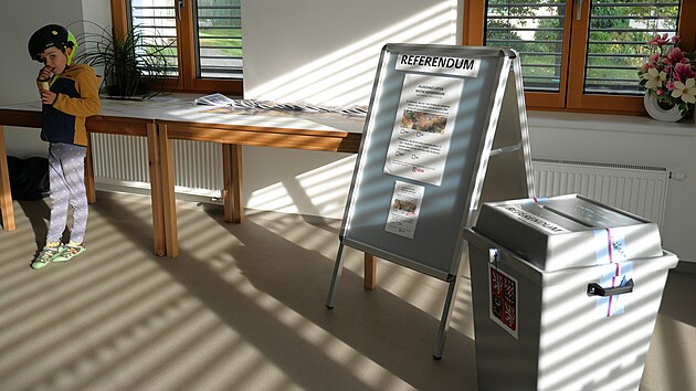 V Rad�ovic�ch na ���rsku, vesnici se zhruba 340 obyvateli, kter� le�� na ru�n� silnici I/19, volili lid� nejen sv� krajsk� zastupitele, ale hlasovali v m�stn�m referendu i o navr�en� trase ji�n�ho obchvatu obce.