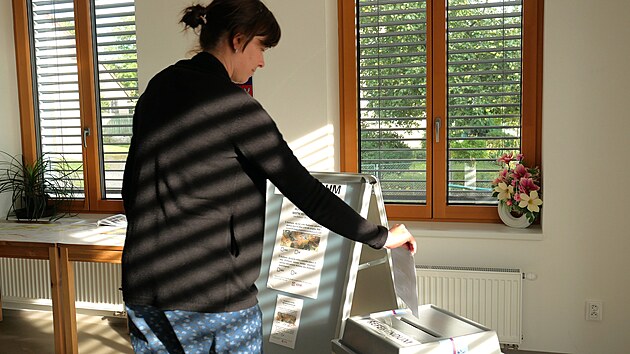 V Rad�ovic�ch na ���rsku, vesnici se zhruba 340 obyvateli, kter� le�� na ru�n� silnici I/19, volili lid� nejen sv� krajsk� zastupitele, ale hlasovali v m�stn�m referendu i o navr�en� trase ji�n�ho obchvatu obce.