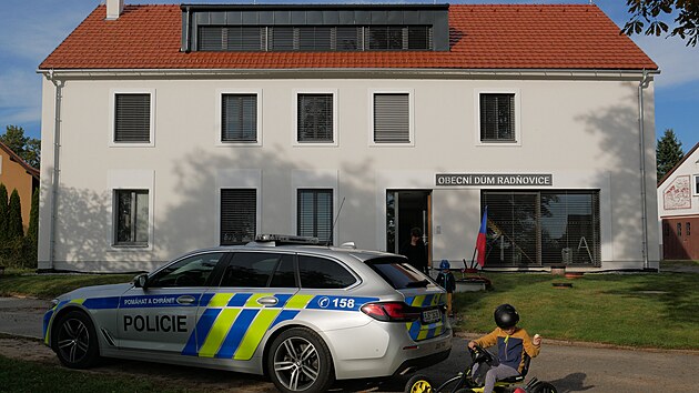 V Rad�ovic�ch na ���rsku, vesnici se zhruba 340 obyvateli, kter� le�� na ru�n� silnici I/19, volili lid� nejen sv� krajsk� zastupitele, ale hlasovali v m�stn�m referendu i o navr�en� trase ji�n�ho obchvatu obce.