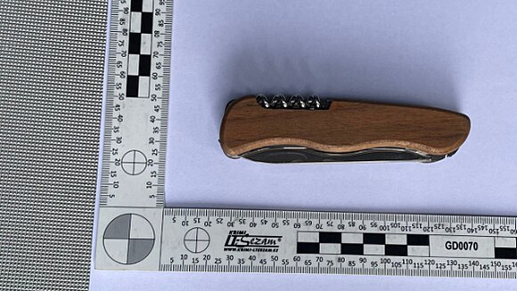 Policist� zabavili zadr�en�mu mu�i kapesn� n��, kter�m ohro�oval person�l �kolky.