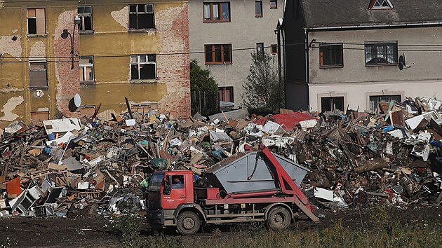 Krnov, podobn jako dal msta, zaplavily po povodovm klidu tuny odpadu.