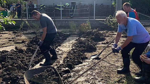 Pades�tka �len� horsk� slu�by vyrazila pom�hat s �klidem na r�zn� m�sta Jesen�k�.